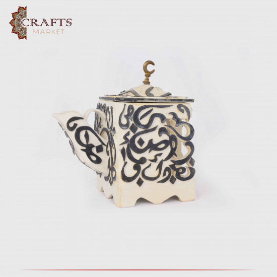 إبريق شاي مصنوع يدوياً من الصلصال مزخرف بنقش أحرف عربية إبريق شاي مصنوع يدوياً من الصلصال مزخرف بنقش أحرف عربية