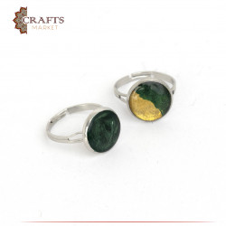 A metal ring set decorated with resin