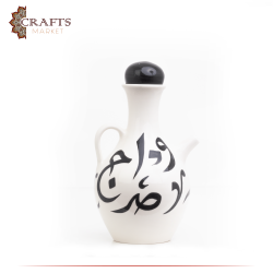 إبريق من الصلصال مصنع يدويا بلونين بزخرفة أحرف عربية  