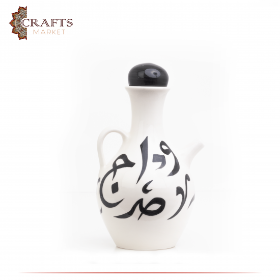 إبريق من الصلصال مصنع يدويا بلونين بزخرفة أحرف عربية إبريق من الصلصال مصنع يدويا بلونين بزخرفة أحرف عربية