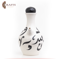 إبريق من الصلصال مصنع يدويا بلونين بزخرفة أحرف عربية  